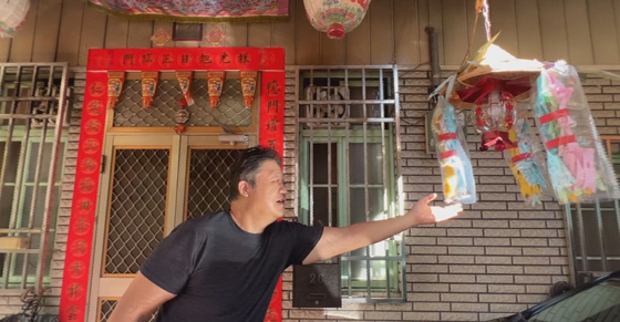 有网友透露，过去农历七月期间，家家户户都会在门口点“普渡公灯”。
