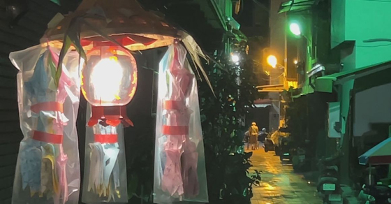 普渡公灯的民俗，源自古早时代路灯不普及的环境，居民帮好兄弟照路，展现人间温暖。