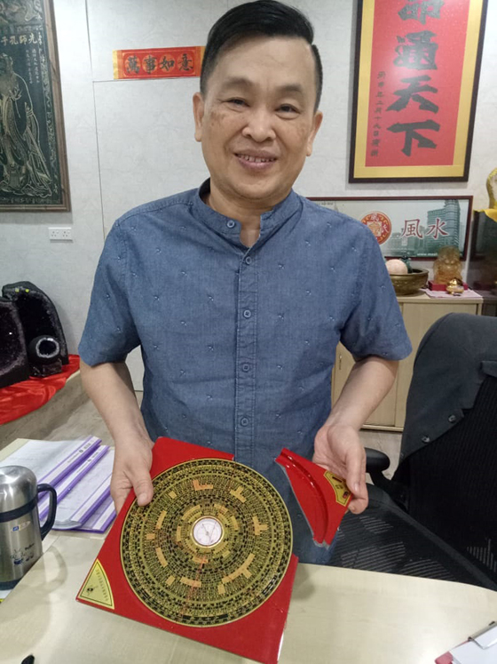 农历七月帮顾客勘查风水遇到惊栗灵异事,罗盘爆裂两半,似有一股灵界力量作祟。