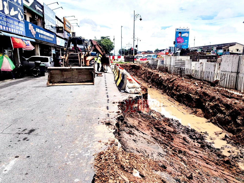 gmasqf240827a11-TYL.jpg µo¥Í¸ô³´«á¡A¤u¤H·Ç³Æ¶i¦æ±N»Ùꪫ®¿²¾«e¡C