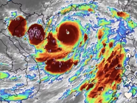 由中国海口市气象台发布的台风魔羯卫星云图,就像是骷髅现形。