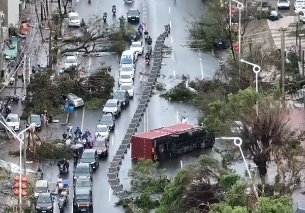 中国海南、广东省因“摩羯”过境,多地出现不同程度的灾情。广东一辆装有10吨货物、自重8吨的联结车被狂风掀翻。