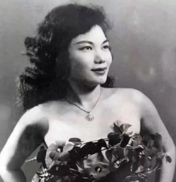 陈惠珍曾是名震新马的脱衣舞娘,拿手绝活是斗蟒蛇、顶喉枪,然而她的一生也十分戏剧化。