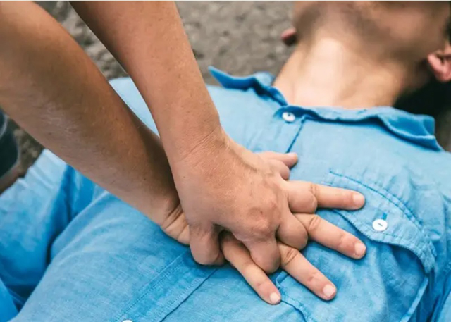一旦发生猝死意外,要赶快进行心肺复苏急救法,同时拨打急救电话。