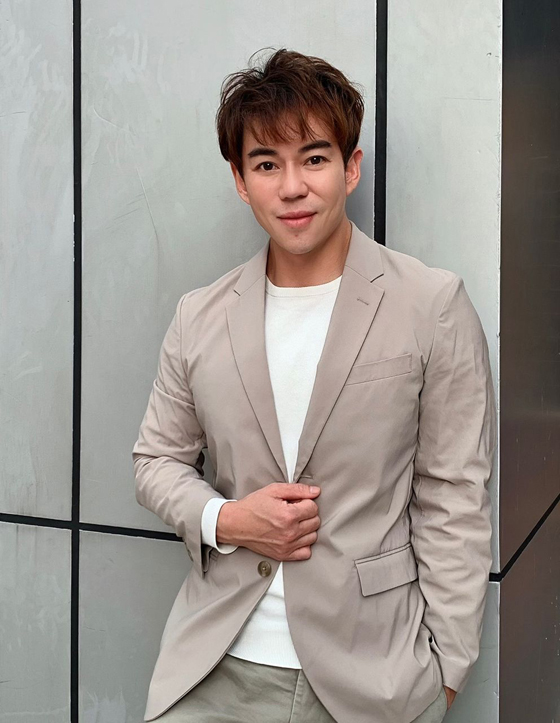 郑瑞钥卸下节目主持人的身份,透过笔尖书写10年来《启航》全马走透透采访的南洋华人深耕故事。