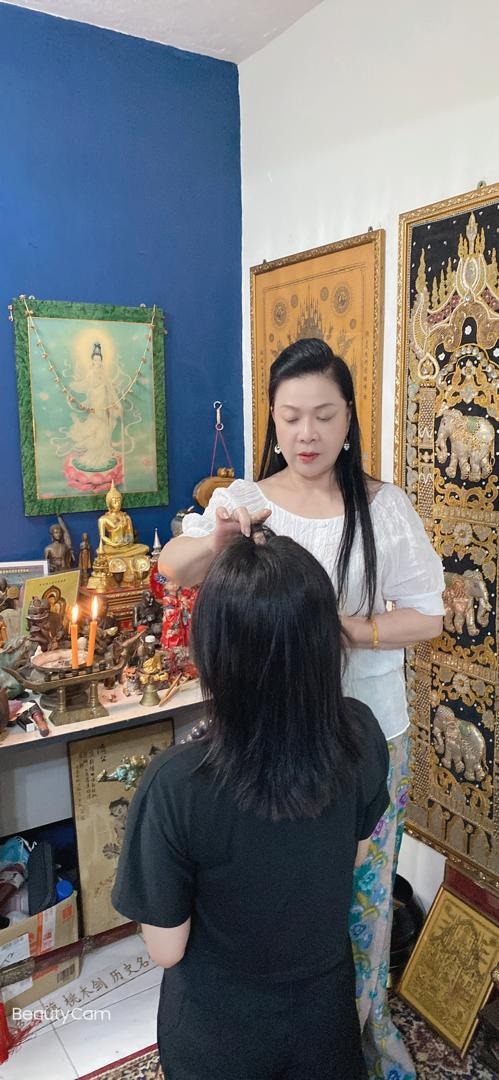 师太除了画符作法,亦要扮演婚姻辅导师,惟她乐在其中。