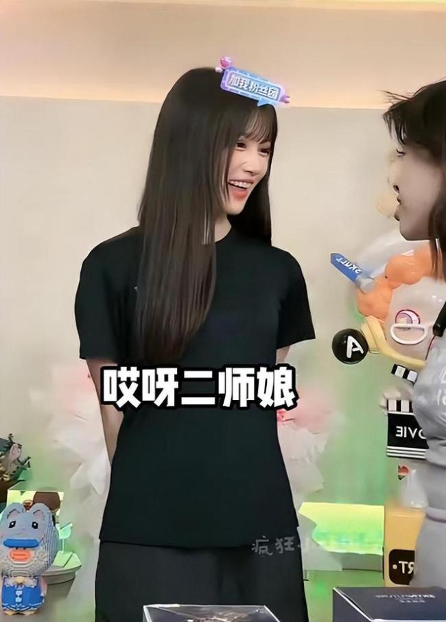 小杨哥徒弟“小黄”(右)曾经在直播中称呼沫沫为“二师娘”,当时网友们以为只是玩笑话。