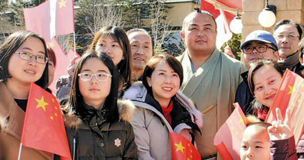 苍国来与中国支持者合照。